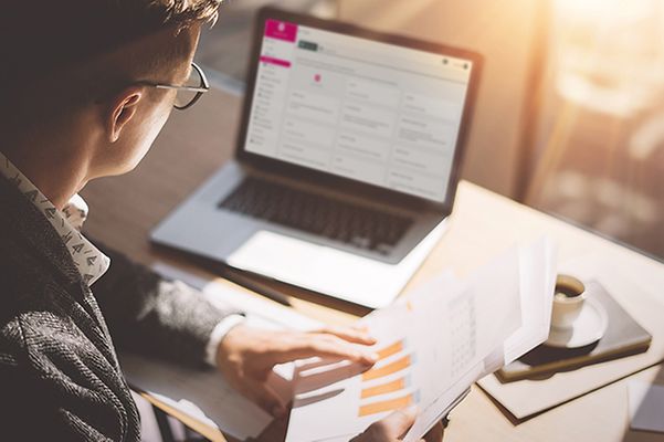 Person arbeitet an einem Laptop