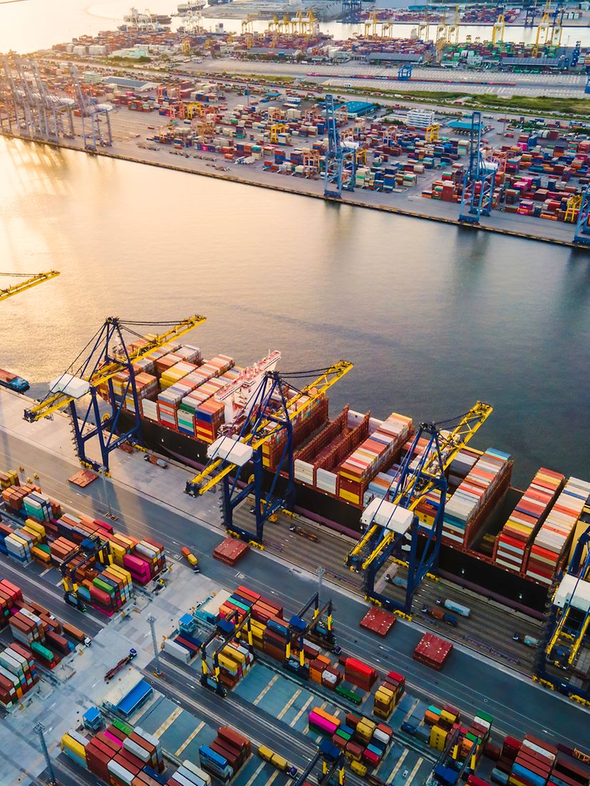 Blick von oben: Containerhafen mit einigen Brückenkränen
