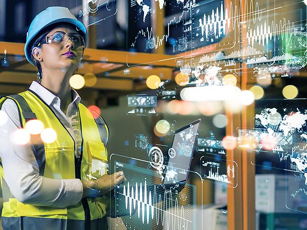  Frau in einem digitalisierten Kraftwerk