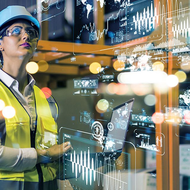  Frau in einem digitalisierten Kraftwerk
