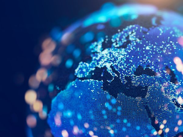 Digitale Weltkarte mit leuchtenden Datenpunkten – Symbol für globale IoT-Konnektivität.