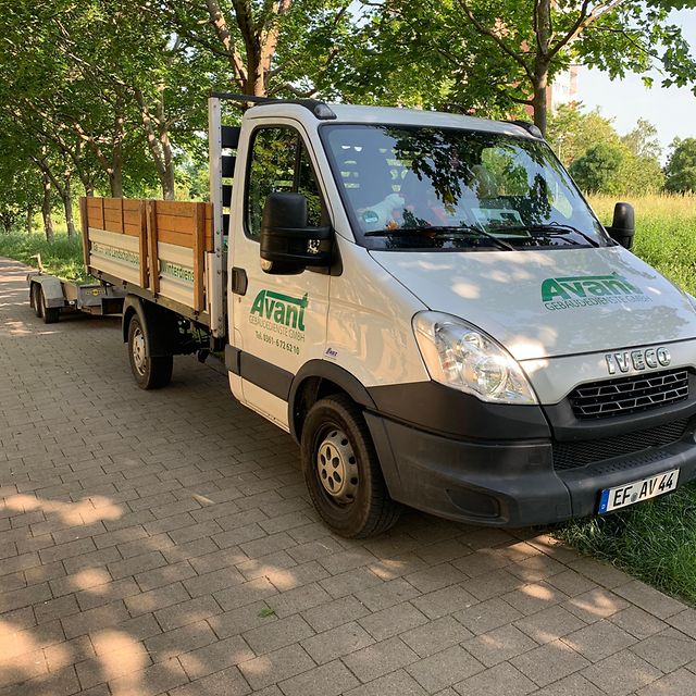 Ein Transporter mit dem Logo von AVANT