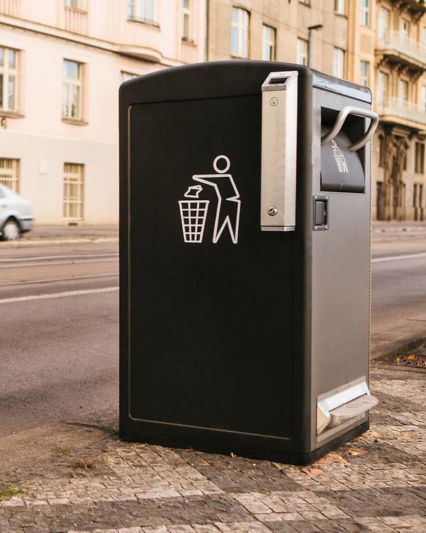 Vernetzter Abfalleimer an einer Straße