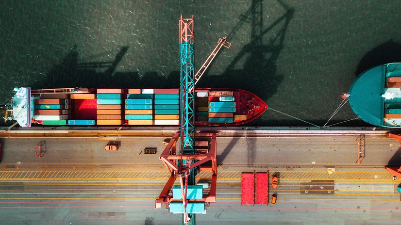 Cargo ship in port loading containers, supported by Telekom IoT for real-time tracking