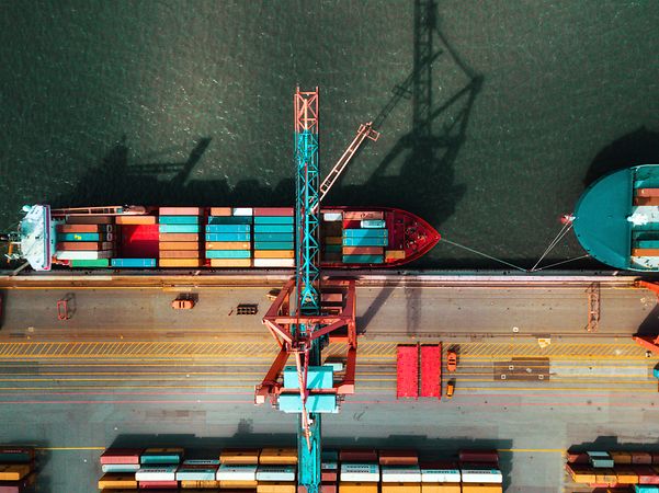 Cargo ship in port loading containers, supported by Telekom IoT for real-time tracking