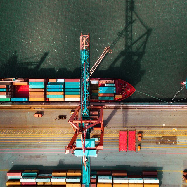 Cargo ship in port loading containers, supported by Telekom IoT for real-time tracking