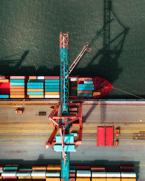 Cargo ship in port loading containers, supported by Telekom IoT for real-time tracking