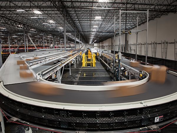 View of a parcel sorting plant in motion