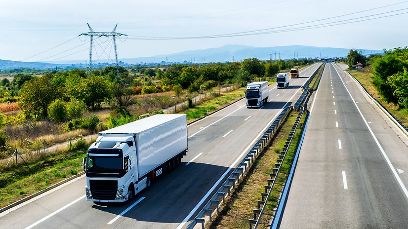 Trucks on the highway, supported by Telekom IoT for efficient and networked fleet management.
